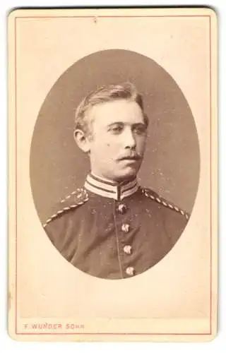 Fotografie F. Wunder Sohn, Hannover, Einjährig-Freiwilliger Soldat in Garde Uniform