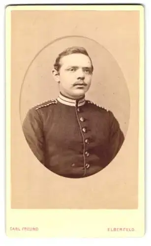 Fotografie Carl Freund, Elberfeld, Einjährig-Freiwilliger in Garde Uniform