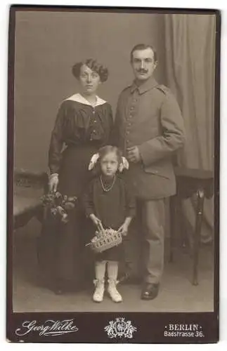 Fotografie Georg Wilke, Berlin, Soldat Karl Pechow in Feldgrau Uniform Rgt. 113 nebst Frau Klara und Tochter Charlotte