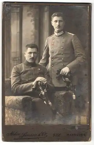 Fotografie Samson & Co., Hannover, zwei hannoveranische Soldaten in Uniform mit Säbel und Portepee