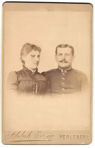 Fotografie Adolph Zeisig, Perleberg, Uffz. Bruno Rennert in Uniform Rgt. 3 nebst seiner Frau Marie Rennert, 1894