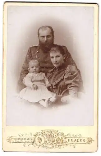 Fotografie F. Bauer, Würzburg, Soldat in Uniform mit seiner Frau und Kind