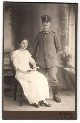 Fotografie Th. Reimers, Hamburg, Uffz. in Feldgrau Uniform mit eingesteckten Orden nebst seiner Frau