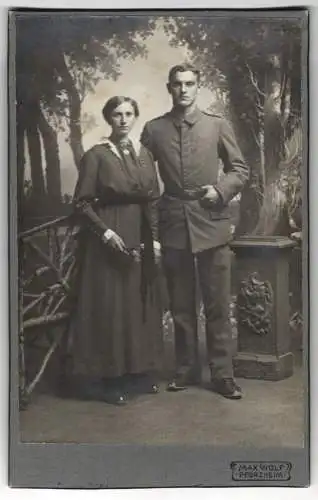 Fotografie Max Wolf, Pforzheim, junger Soldat in Feldgrau Uniform nebst seiner Frau