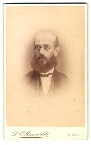 Fotografie L. O. Grienwaldt, Bremen, Wall 86, Portrait eines bärtigen Mannes mit Brille