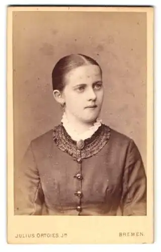 Fotografie Julius Ortgies Jr., Bremen, Am Wall 116, Porträt einer jungen Frau mit Mittelscheitel