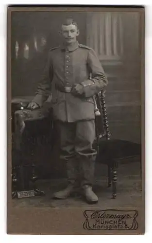 Fotografie Gebr. Ostermayr, München, Karlsplatz 6, Ein Soldat in Uniform