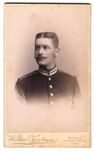 Fotografie Richard Kasbaum, Berlin, Friedrich-Str. 125, Porträt eines Soldaten in Uniform