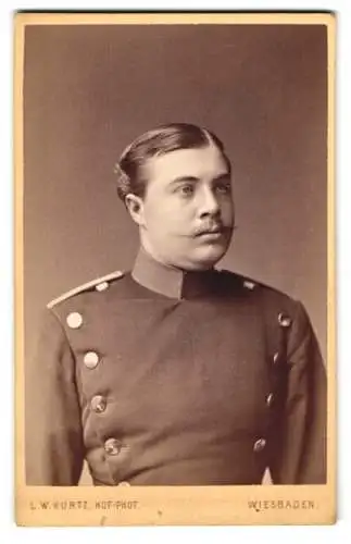 Fotografie L. W. Kurtz, Wiesbaden, Friedrichstrasse 2, Portrait eines Soldaten in Uniform