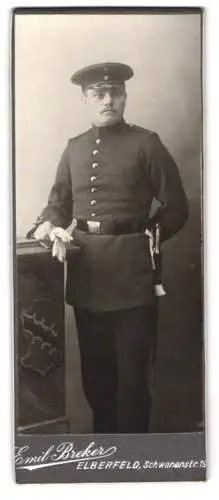 Fotografie Emil Breker, Elberfeld, Schwanenstr. 19, Porträt eines Soldaten in Uniform