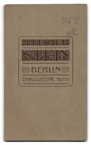 Fotografie Stein, Berlin, Chausseestr. 70 /71, Junge im eleganten Anzug mit Buch in der Hand