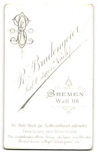 Fotografie R. Bradengeier, Bremen, Wall 116, Porträt einer jungen Frau in hochgeschlossenem Kleid