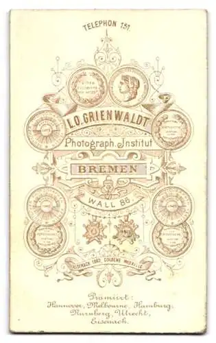 Fotografie L.O. Grienwaldt, Bremen, Wall 86, Porträt eines Mannes mit Bart und Brille