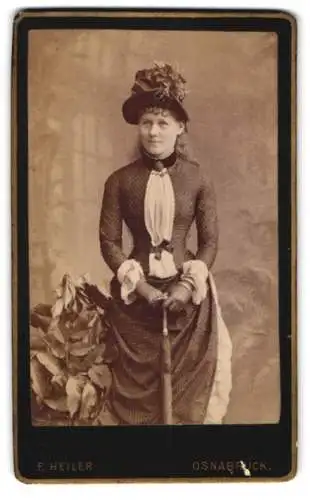 Fotografie F. Heiler, Osnabrück, Grosse Strasse 28, Junge Frau mit elegantem Hut und Schirm