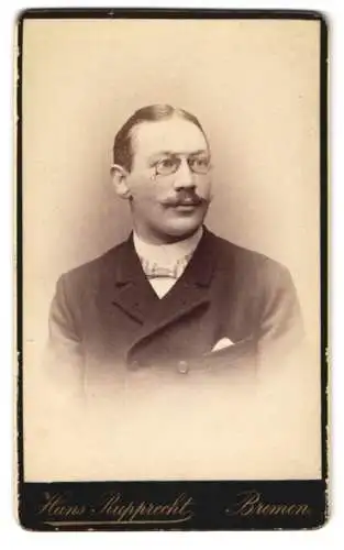 Fotografie Hans Rupprecht, Bremen, Osterthorsteinweg 61, Portrait eines Mannes mit Brille und Schnurrbart