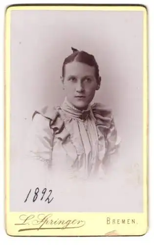 Fotografie Ludwig Springer, Bremen, a.Wall 132 /133, Porträt einer jungen Frau mit hochgestecktem Haar