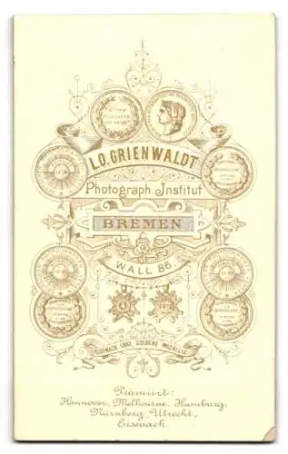 Fotografie L.O. Grienwaldt, Bremen, Wall 86, Eine junge Frau in eleganter Kleidung hält ein Buch