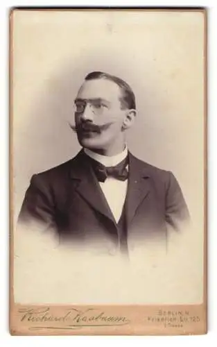 Fotografie Richard Kasbaum, Berlin, Friedrich Str. 125, Portrait eines eleganten Herrn mit Schnurrbart