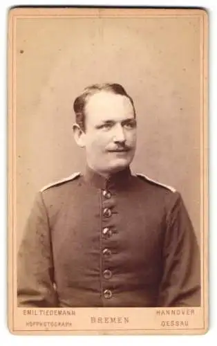 Fotografie Emil Tiedemann, Bremen, Richtweg 12, Porträt eines Soldaten in Uniform