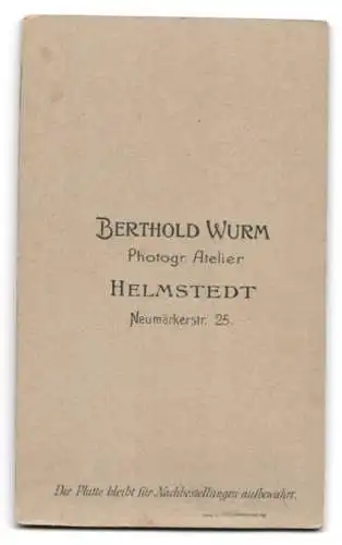 Fotografie Berthold Wurm, Helmstedt, Neumärkerstr. 25, Kind auf Stuhl mit Hut und Kleid