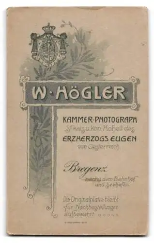 Fotografie W. Högler, Bregenz, Nächst dem Bahnhof, Porträt eines Mannes in geistlicher Kleidung