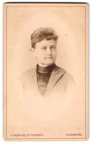 Fotografie H. Daseking, Oldenburg, Langenstrasse 15, Porträt einer jungen Frau mit kurzem Haar