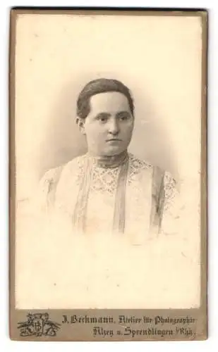 Fotografie J. Berkmann, Alzey, Weinrufstrasse, Portrait einer Frau mit hochgestecktem Haar