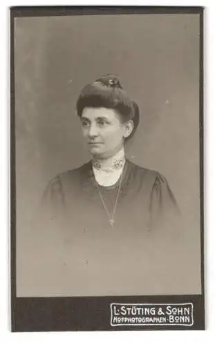 Fotografie L. Stüting & Sohn, Bonn, Coblenzerstr. 14, Portrait einer Dame mit Hochsteckfrisur