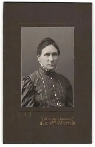 Fotografie Geschw. Strauss, Mainz, Ludwigstr. 16, Portrait einer Frau in schlichter Kleidung