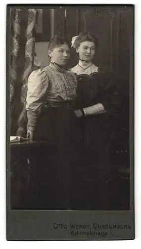 Fotografie Otto Wendt, Quedlinburg, Bahnhofstrasse 1, Zwei Frauen in eleganter Kleidung