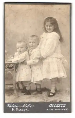 Fotografie H. Koczyk, Oschatz, Untere Promenade, Drei Kinder in festlicher Kleidung