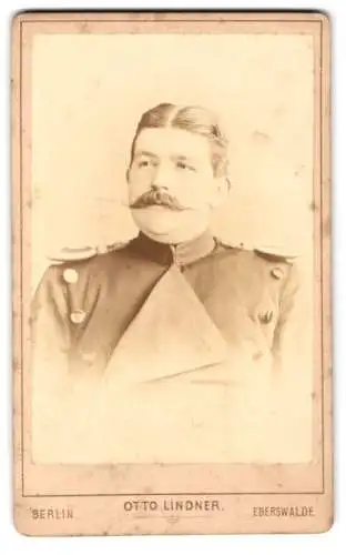 Fotografie Otto Lindner, Berlin, Königstr. 31, Porträt eines Soldaten in Uniform