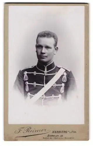 Fotografie F. Reimer, Harburg an der Elbe, Bremerstrasse 20, Porträt eines jungen Soldaten in Uniform mit Schärpe