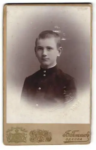 Fotografie K. Gotliba, Odessa, Portrait eines Jungen mit hochgeschlossenem Kragen