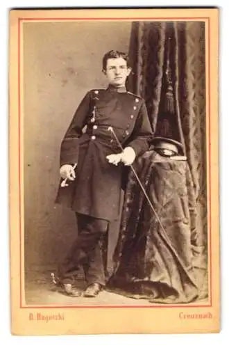 Fotografie R. Ragutzki, Creuznach, Louisenstrasse, Eleganter Herr in Uniform mit Degen