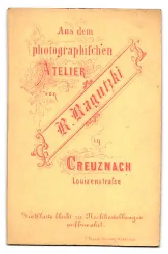 Fotografie R. Ragutzki, Creuznach, Louisenstrasse, Eleganter Herr in Uniform mit Degen