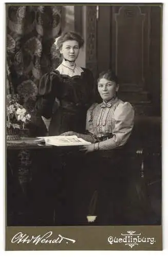 Fotografie Otto Wendt, Quedlinburg, Bahnhofstrasse, Zwei Damen in eleganter Kleidung um einen Tisch