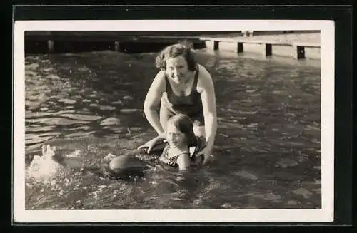 Foto-AK Frau mit ihrer Tochter im flachen Wasser, Bademode