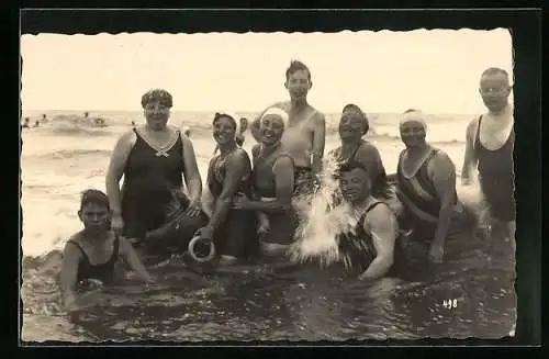 Foto-AK Ausflügler mit einem aufblasbaren Pferd im Wasser, Bademode