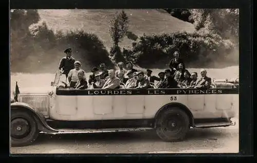 AK Vollbesetzter Reisebus mit offenem Verdeck, Lourdes, Les Pyrenées