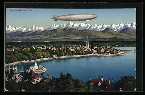 AK Friedrichshafen a. B., Zeppelin über der Stadt, mit Alpenpanorama