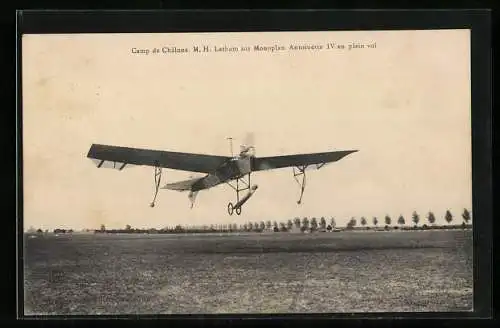 AK Camp de Chalons, M. H. Latham sur Monoplan Antoinette IV en plein vol, Eindecker-Flugzeug