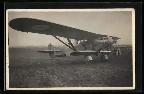 AK Französisches Doppeldecker-Flugzeug vor dem Start