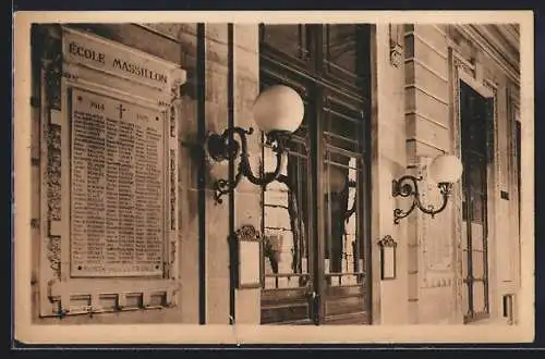 AK Paris, École Massillon, Le Vestibule, le Monument des Morts