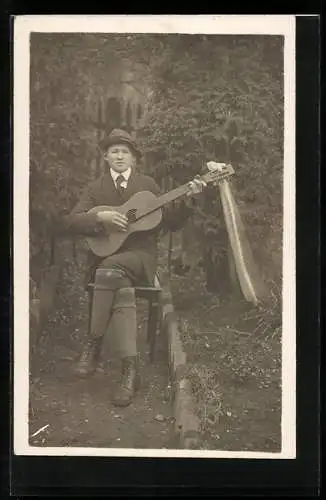 Foto-AK Wandervogel spielt in einem Garten Gitarre