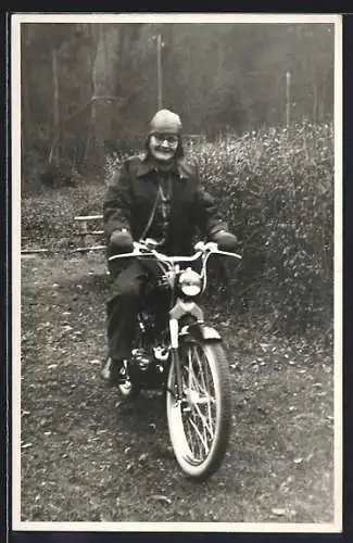 Foto-AK Motorradfahrerin auf einem Feldweg