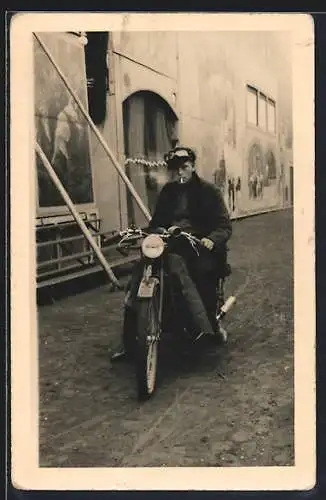 Foto-AK Motorrad, Fahrer mit Schiebermütze in lässiger Pose