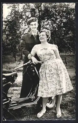 Foto-AK Niederländischer Soldat mit Vespa Motorroller und Liebster