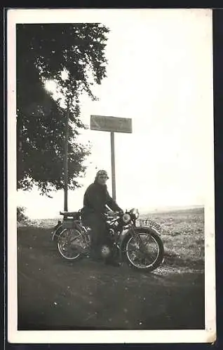 Foto-AK Motorrad Victoria, Fahrer am Wegweiser, Kennzeichen IT 140103