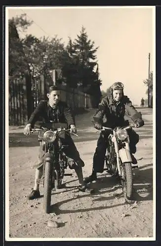 Foto-AK Motorrad, Junge Männer bei gemeinsamer Ausfahrt